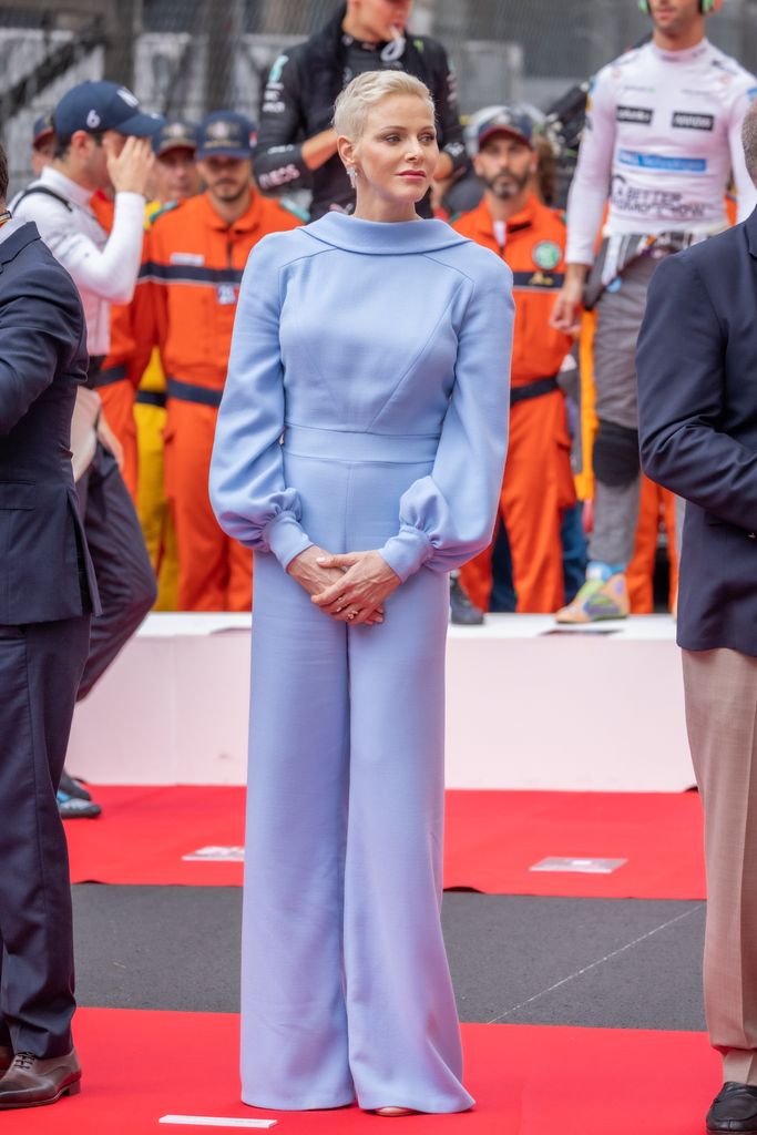 Charlene de Mónaco en la Fórmula 1 con mono azul