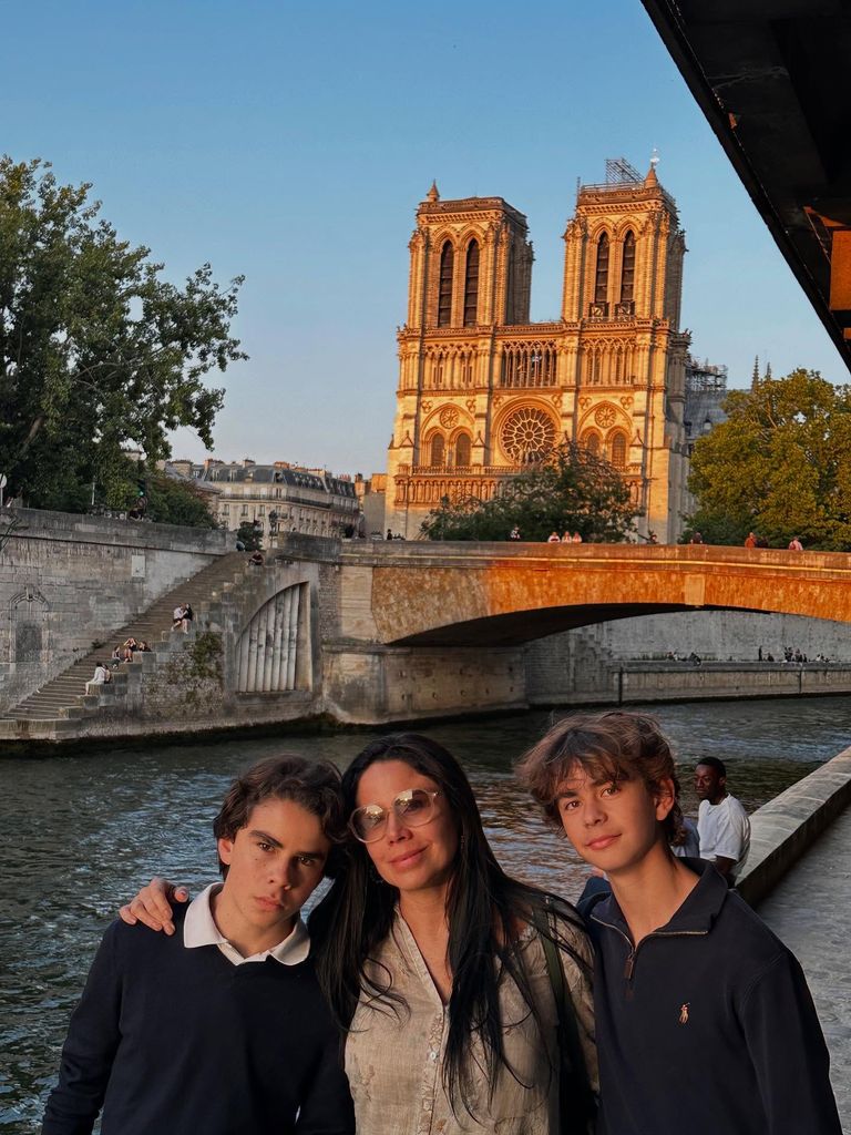 Paola Rojas y sus hijos en Francia