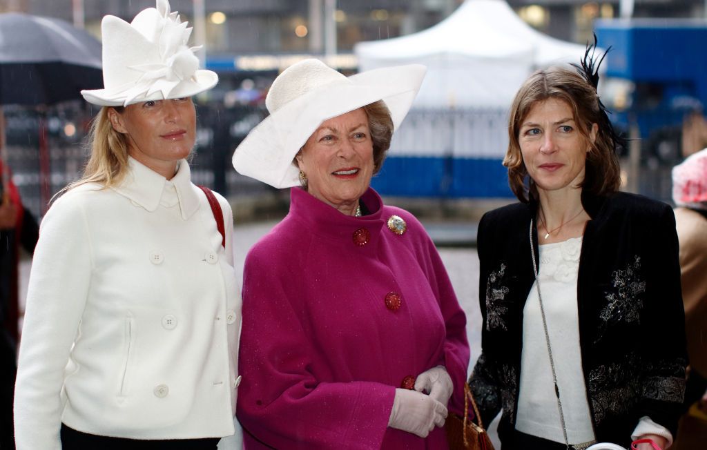 India Hicks, Lady Pamela Hicks y Edwina Brudenell asisten a un servicio de acción de gracias para celebrar el 60.º aniversario de bodas de la reina Isabel II y el príncipe Felipe,