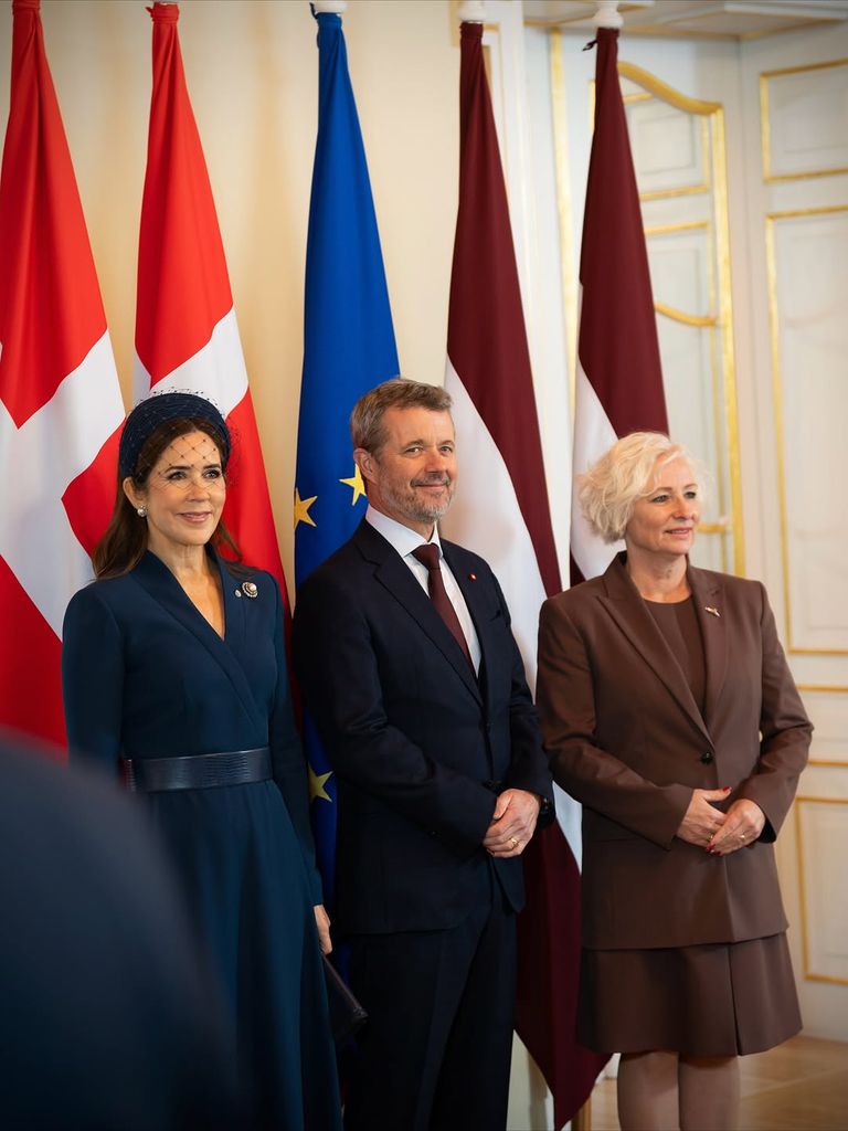 Los reyes Federico y Mary con la presidenta del Parlamento de Letonia