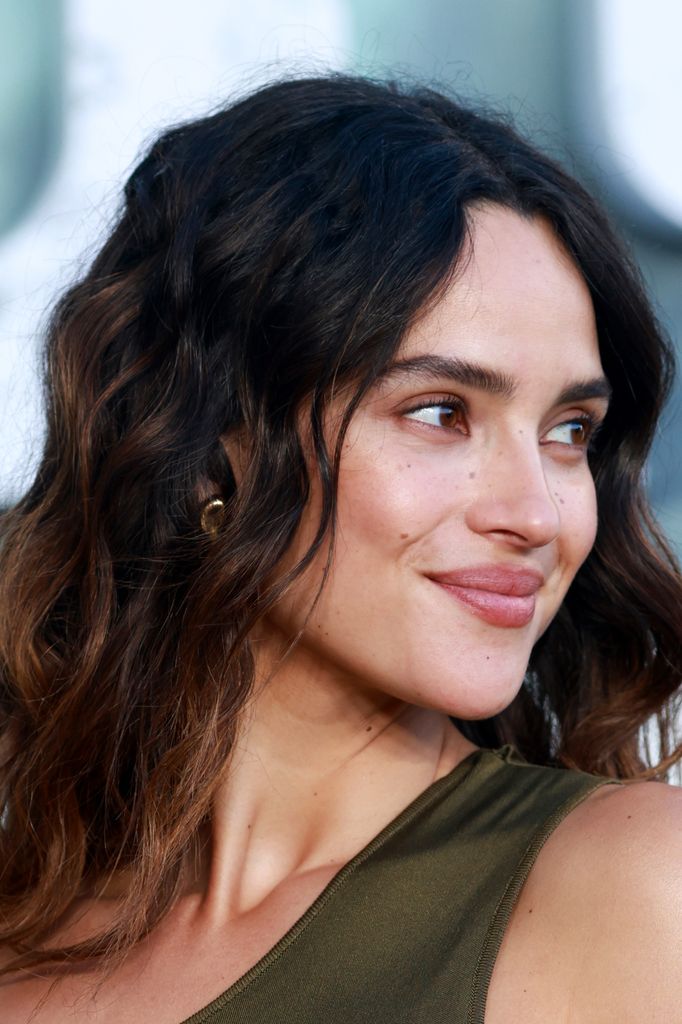 Arjona lleva la melena al natural y confirma la tendencia que vimos en fashion week. 