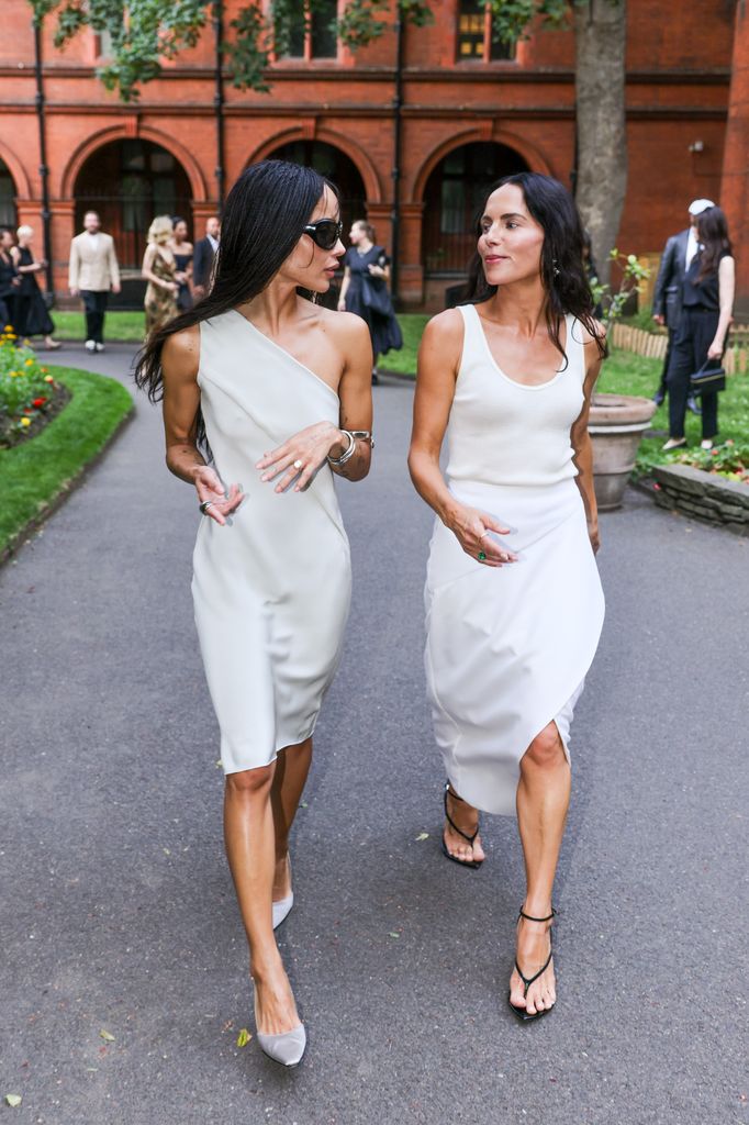 Zoë Kravitz apostó por un look de esencia bridal. En esta foto junto a la diseñadora Jessica McCormack.