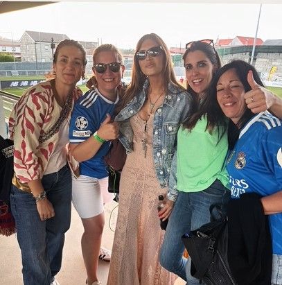 Sara Carbonero, junto a varias madres del Alevín A, equipo en el que juega su hijo Martín