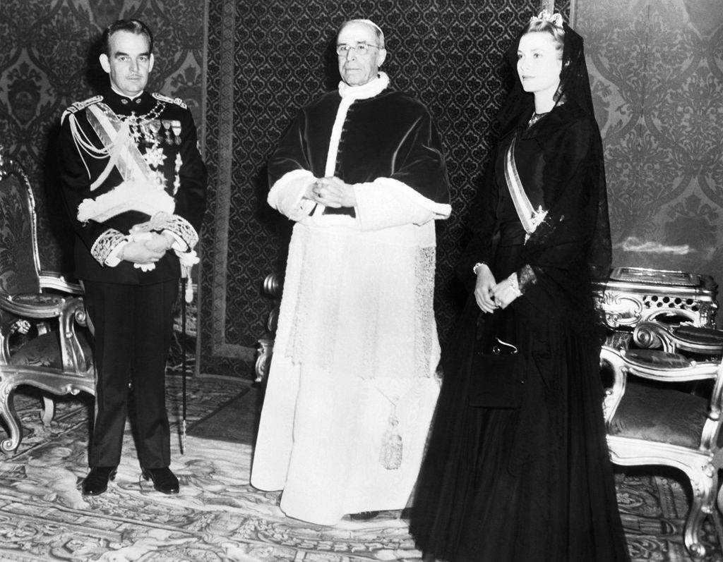 La princesa Grace de Mónaco en la ciudad del Vaticano con el Papa Pío XII. 