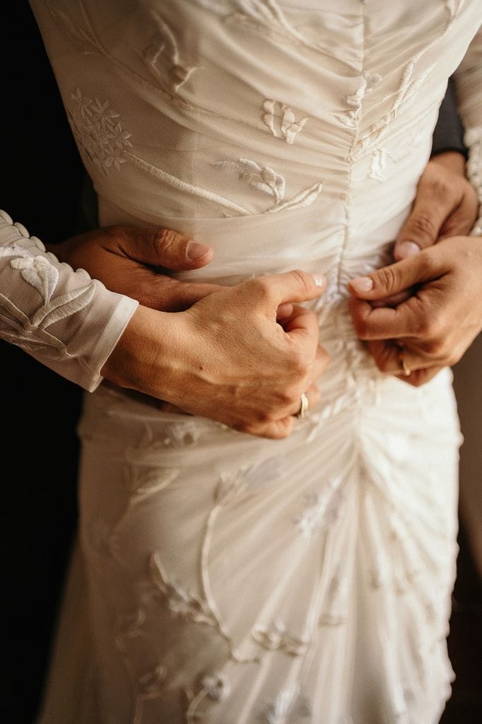 Boda con vestido novia tejido flores