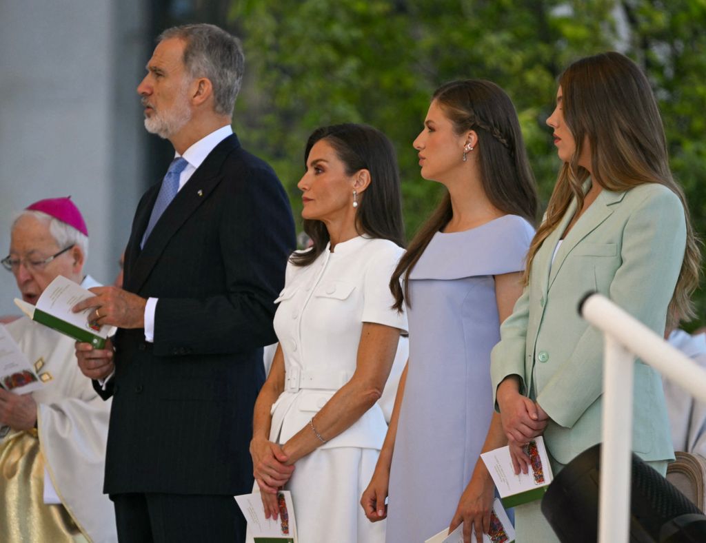 La Familia Real sigue con devoción los cantos litúrgicos