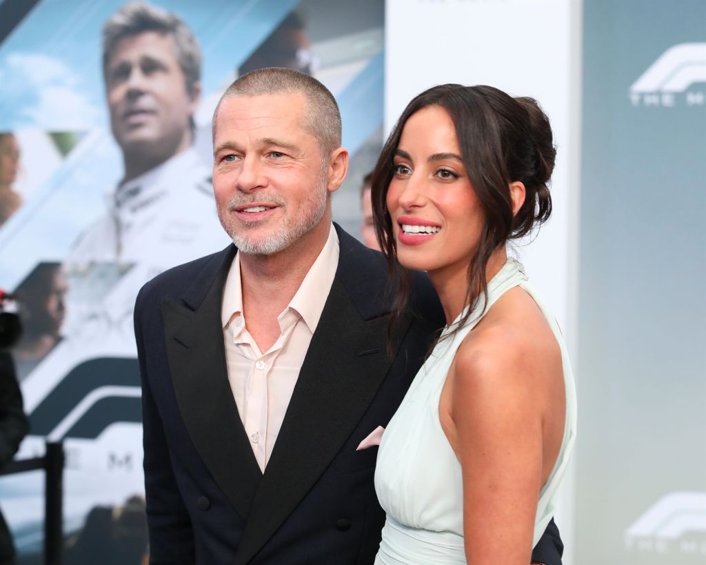 Brad Pitt e Ines de Ramon en el estreno de "F1" en Times Square (Nueva York) el 16 de junio de 2025