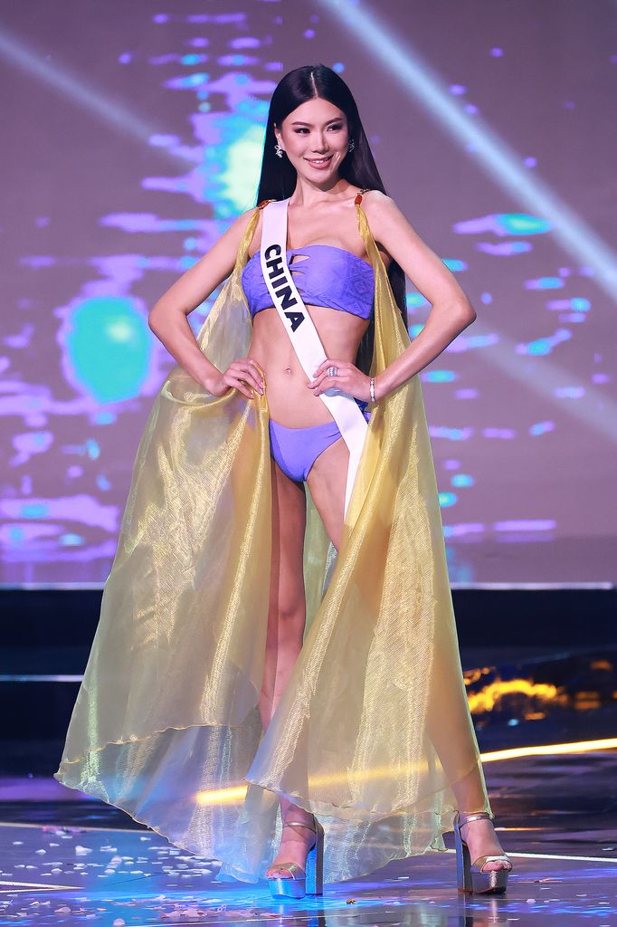 Plano entero de Jia Qi, Miss China, en el escenario