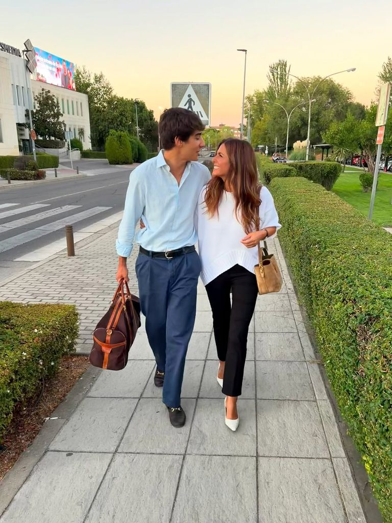 Pau, el mediano de los tres hijos de Nuria Roca y Juan del Val, acaba de cumplir 20 años y guarda un sorprendente parecido físico con su padre