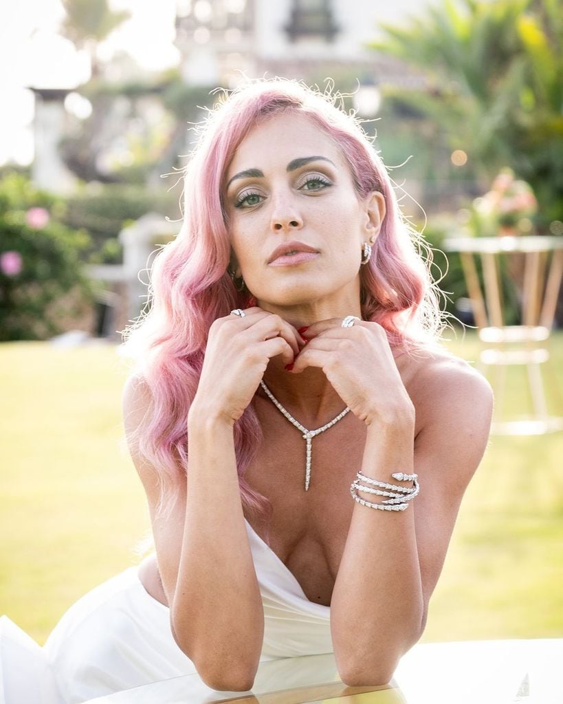 Hiba Abouk con vestido blanco en una fiesta de Bvlgari