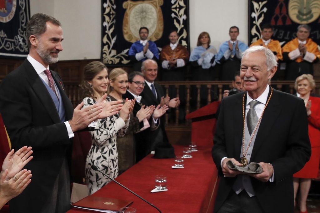 Los reyes Felipe y Letizia con el escritor Eduardo Mendoza tras ser galardonado con el premio Cervantes en 2017