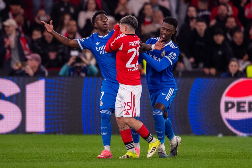 Gianluca Prestiann y Vinicius Junior en el campo del Benfica