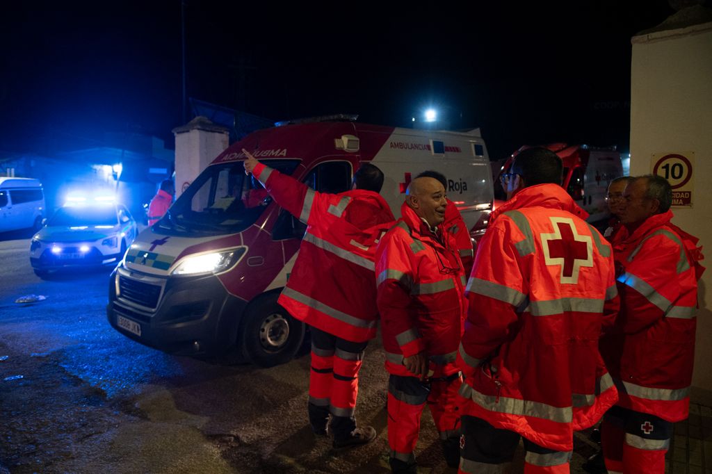 Miembros de la Cruz Roja trabajan tras el accidente ferroviario ocurrido en Adamuz, en el sur de España, en la madrugada del 19 de enero de 2026