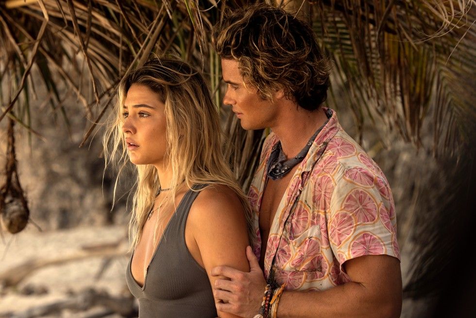 También hay espacio para el romance en 'Outer Banks' y  relaciones complicadas