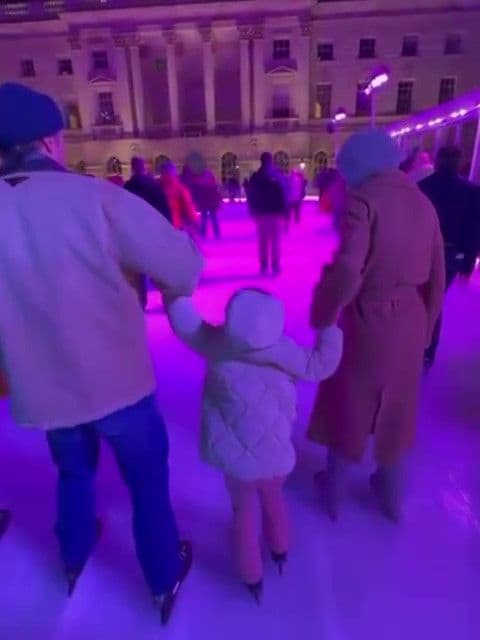 Orlando y Katy disfrutaron pantinando en hielo con su hija.