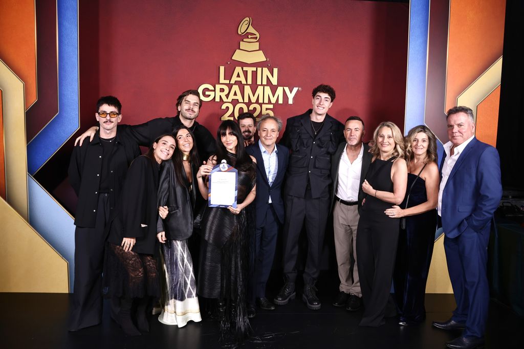 Aitana con sus padres, su equipo y Plex tras ganar su primer Latin Grammy