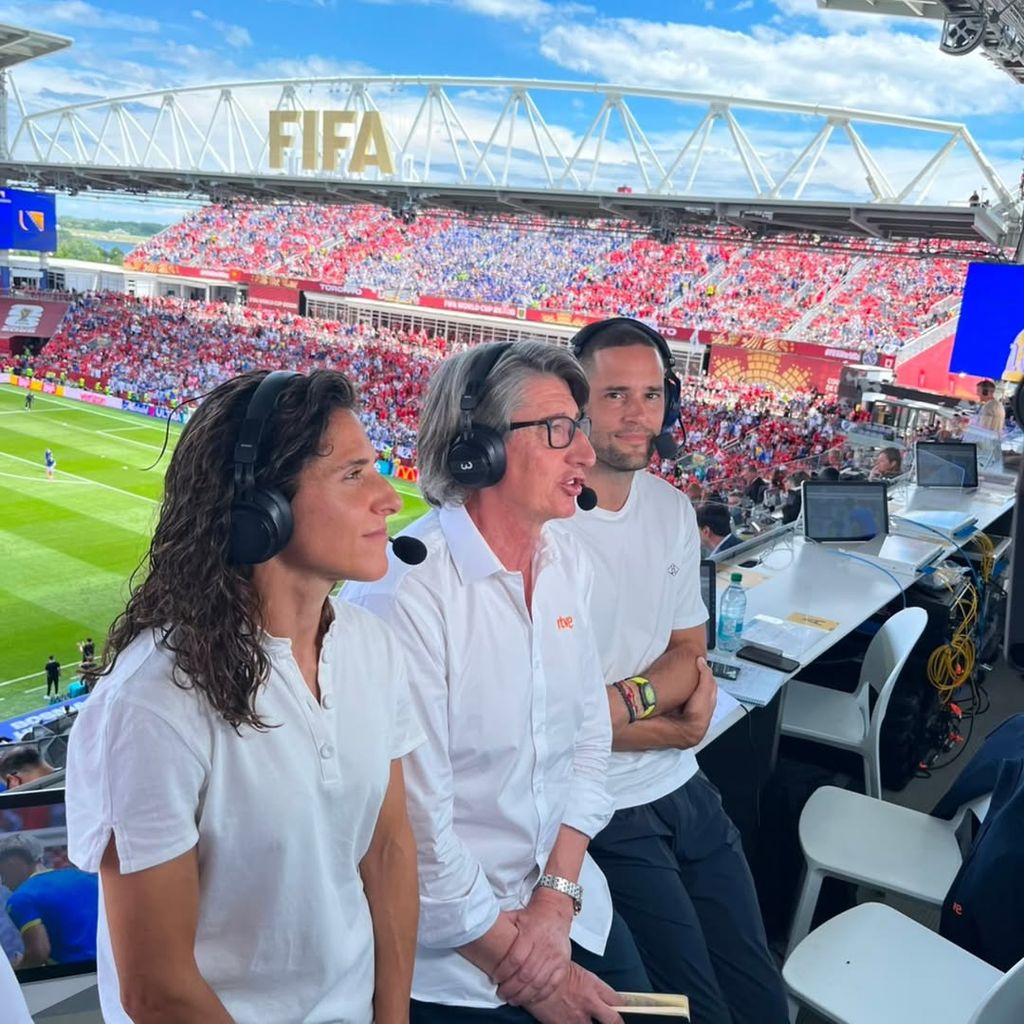 Verónica Boquete, Juan Carlos Rivero y Mario Suárez comentando el primer partido de la selección española