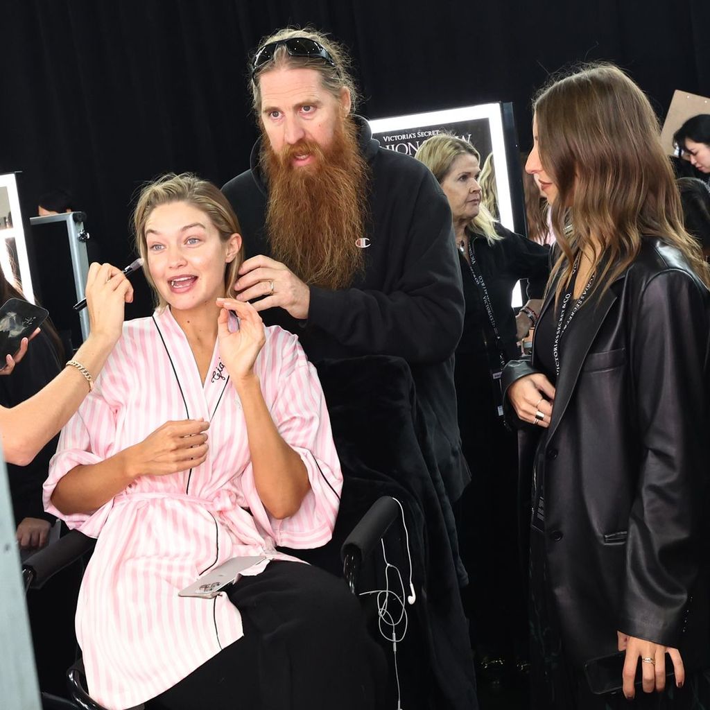 Gigi Hadid en el backstage el año pasado. 