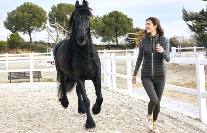 Malena Costa corriendo con su caballo