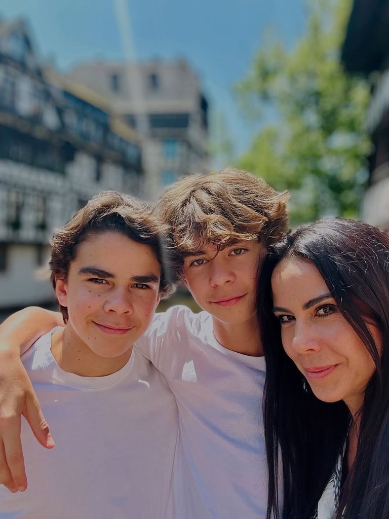 Hace unas horas, Paola y sus hijos llegaron a Friburgo, en Alemania, su nuevo destino.