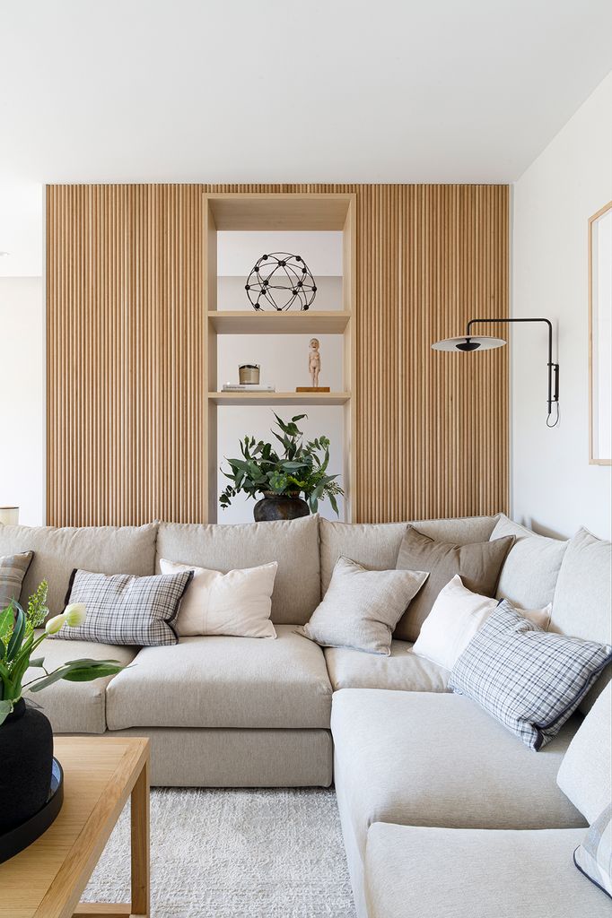 Salón con sofá en L en beige. 