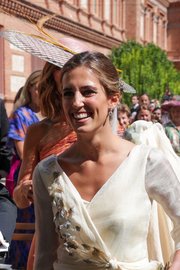 La hermana de la condesa de Osorno apostó por un original vestido diseñado por Sole Alonso, decorado con delicadas flores en tonos pastel inspiradas en los paisajes de la finca familiar de Valbueno