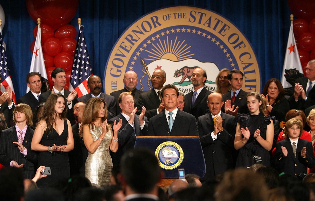 El gobernador de California, Arnold Schwarzenegger celebra con su mujer, Maria Shriver y su hijos su reelección en las urnas  