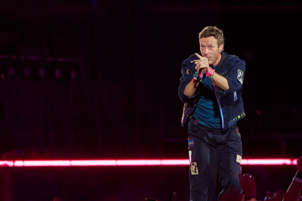 Chris Martin, de Coldplay, apuntando con el dedo en un concierto