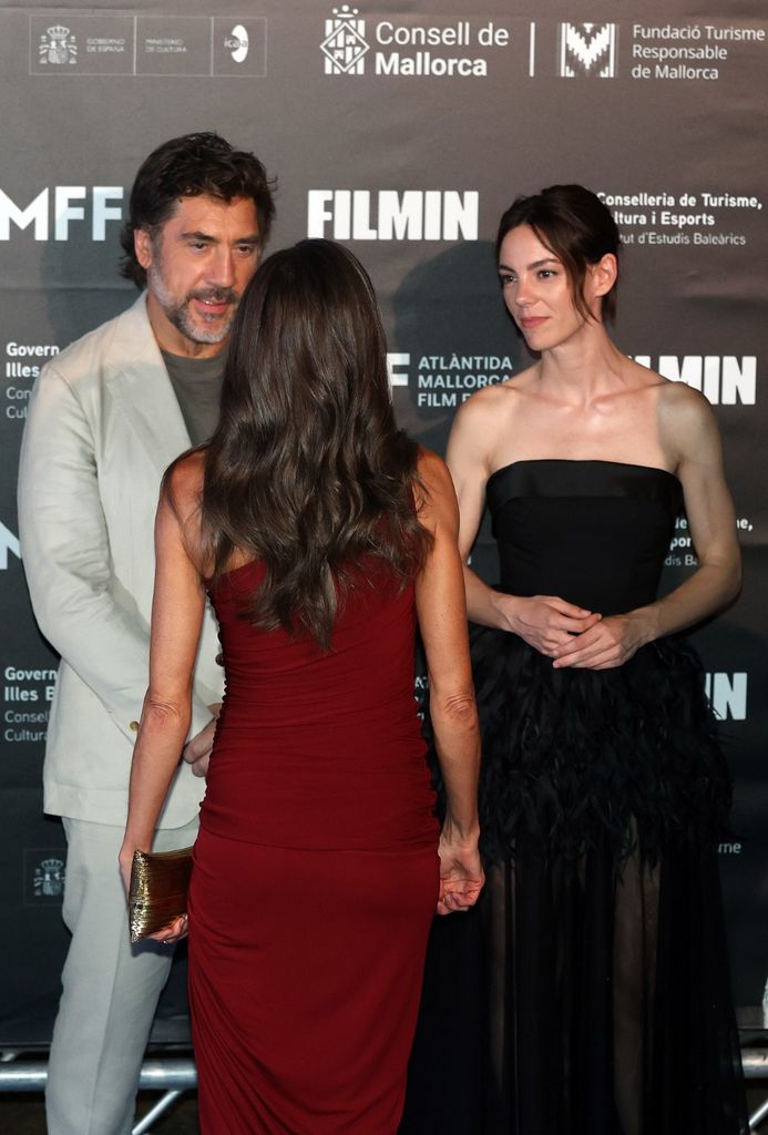 La reina Letizia saludando a Javier Bardem y Victoria Luengo