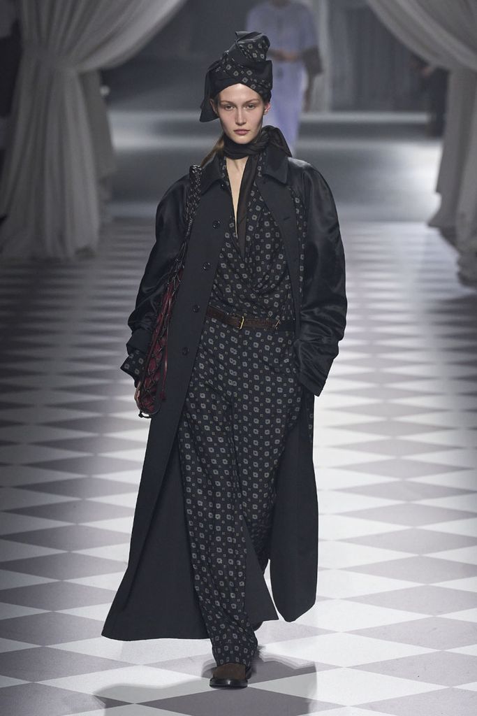 moschino debut 021a