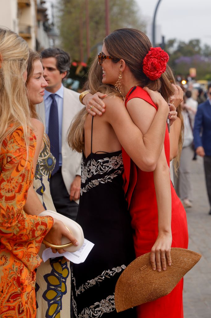 Sofia Palazuelo y Amina Martínez de Irujo en una corrida de toros enmarcada en la Feria de Abril