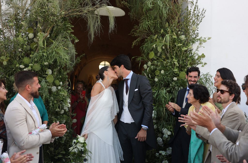 El romántico beso de los novios ya convertidos en marido y mujer