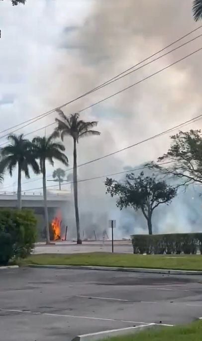 Tras el impacto de la avioneta, se generó un incendio entre los escombros. Testigos salieron de los edificios para averiguar qué había sucedido.