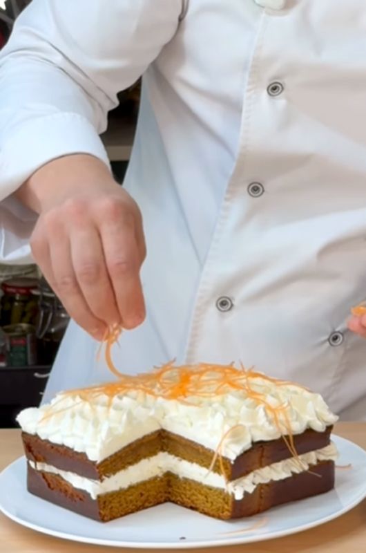 El cocinero termina su Carrot Cake con un poquito de zanahoria rallada por encima. 