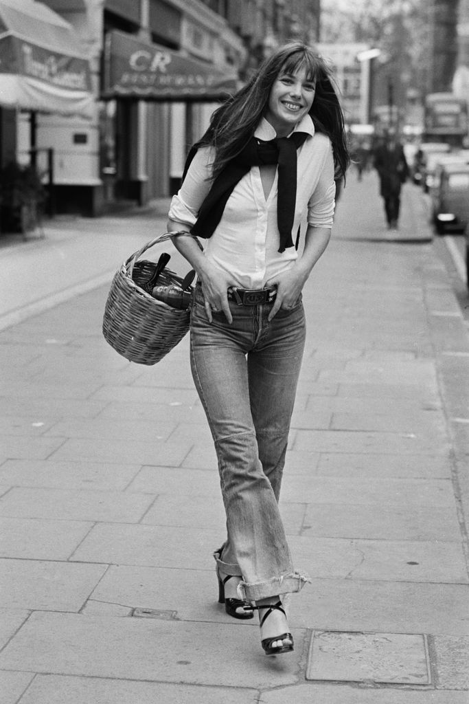 Los pantalones vaqueros más icónicos de Jane Birkin son tendencia y las editoras de moda como yo deseamos llevarlos 24/7