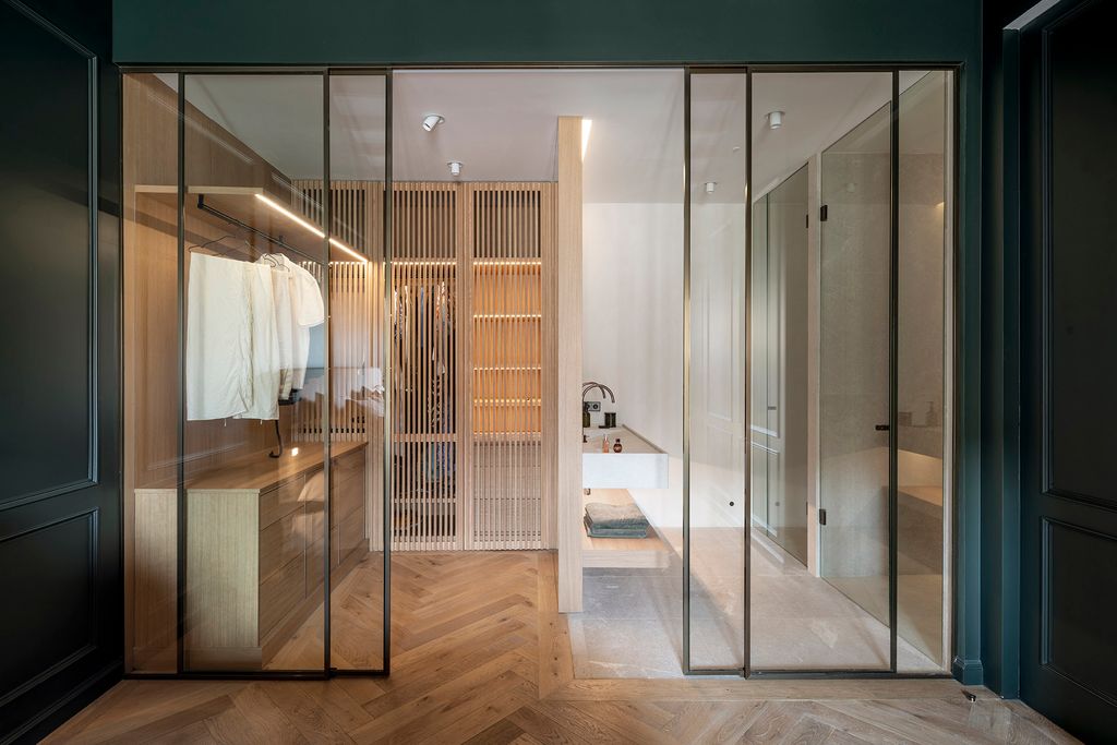 Vestidor conectado al baño, pero separado del dormitorio con correderas acristaladas