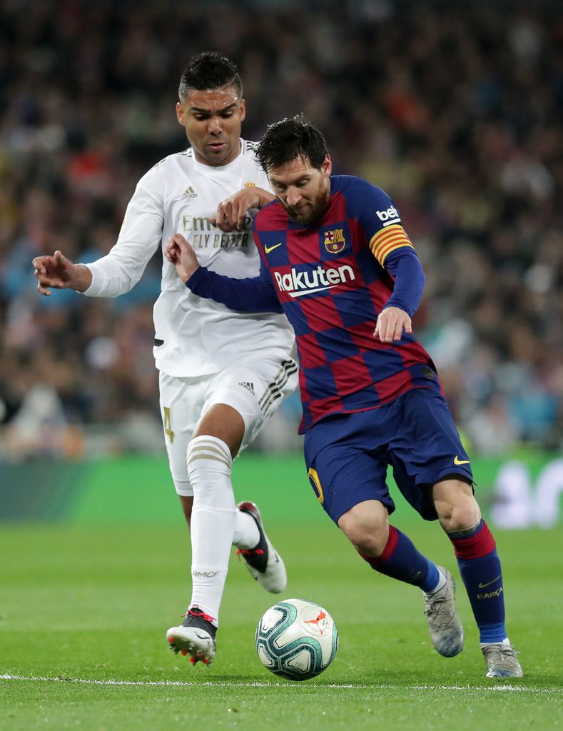 Lionel Messi del FC Barcelona y Casemiro del Real Madrid fotografiados durante un partido de la Liga, en el Estadio Santiago Bernabeu el 1° de marzo de 2020, en Madrid, España.