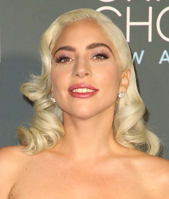 Lady Gaga con cabello rubio
