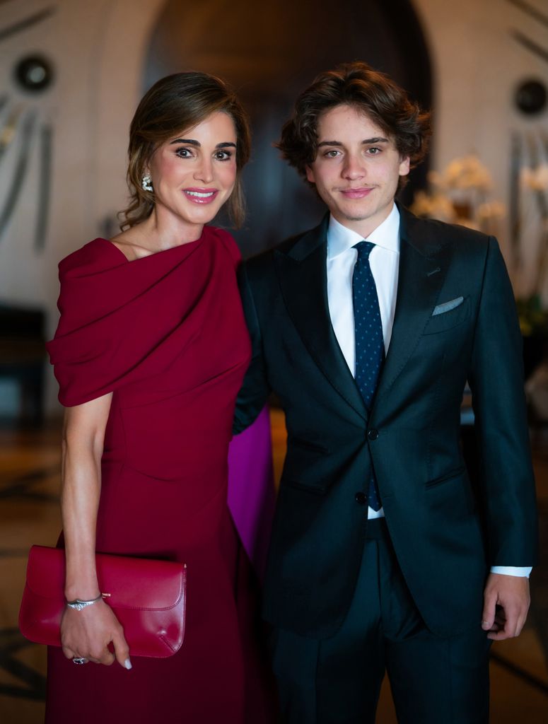 Rania de Jordania con su hijo, el príncipe Hashem, en una foto de la boda de de la princesa Sara bint Feisal bin Al Hussein y Ali Murabet Al Sawwaf en el Palacio de Zahran