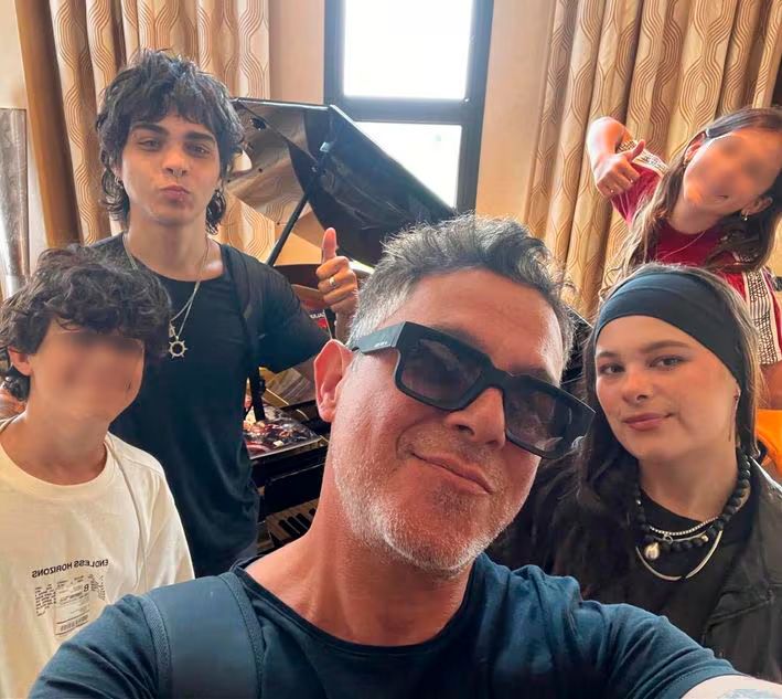 El artista, con sus cuatro hijos