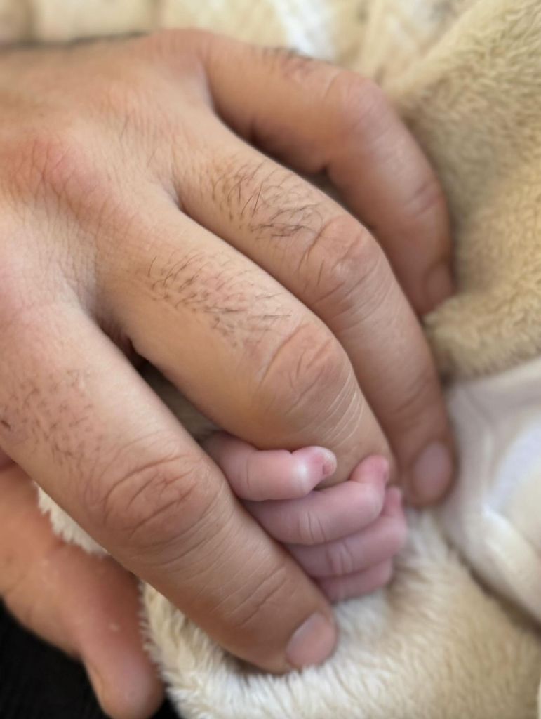 El actor con la manita de su hija, recién nacida, Vega