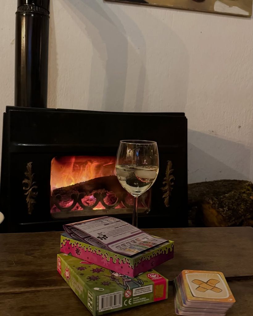 Juegos, chimenea y vinos, uno de los planes de la creadora de contenido durante el mes de enero