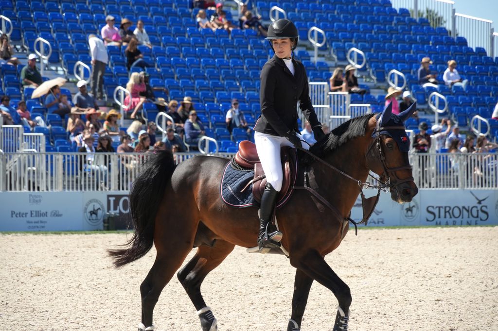 Jessica Springsteen en una competición de hípica