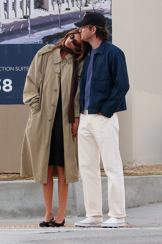 Kaia Gerber y Lewis Pullman en las calles de Los Ángeles.