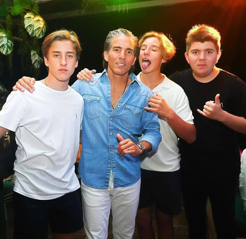 Fernando Reina y sus tres hijos: Claudio, Mateo y Alexis.