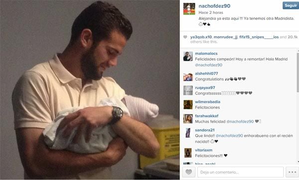 Nacho Fernández no deja de mirar a su bebé, una niña a la que han puesto por nombre Alejandra
