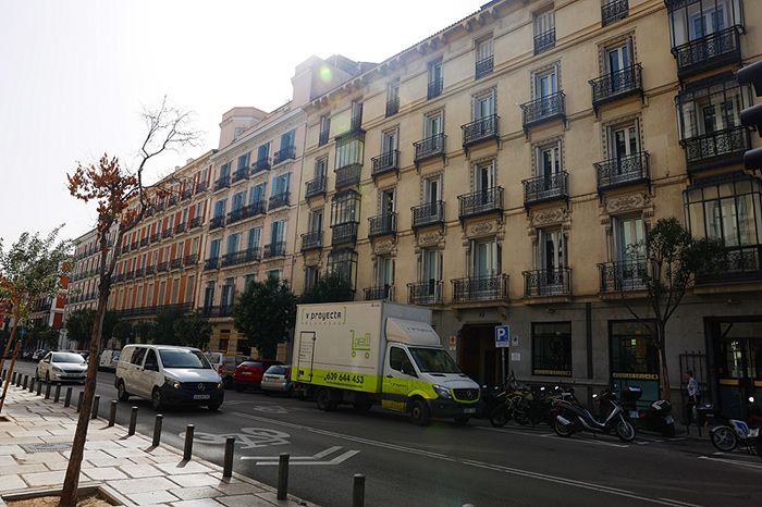 Un camión de mudanzas en la puerta de la casa que compartían Tamara Falcó e Iñigo Onieva