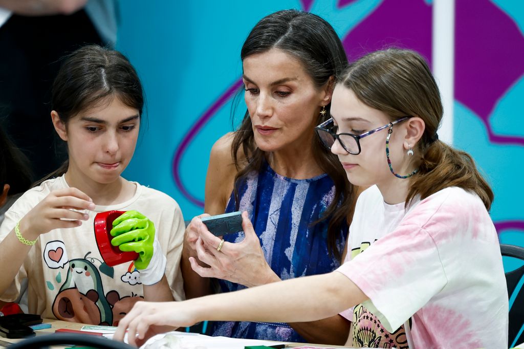 La reina Letizia, con dos niñas en el pabellón infantil