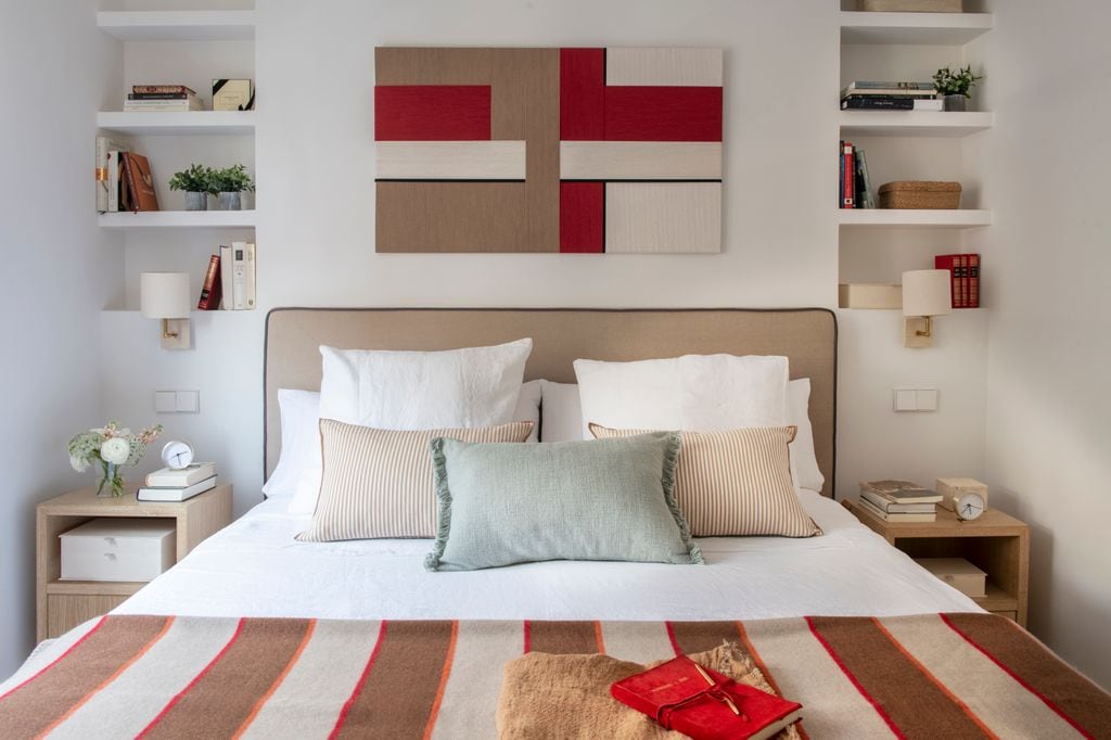 Dormitorio decorado en tonos tostados y rojo