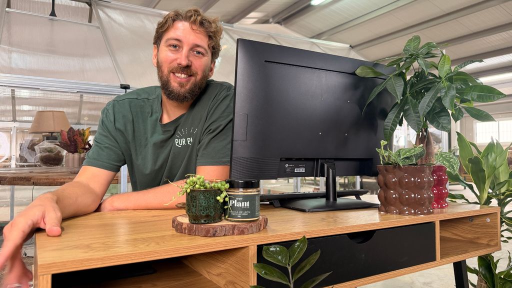 Quentin Brouhon, fundador de Pur Plant, recomienda empezar con pocas plantas y observar cómo se adaptan al espacio de trabajo